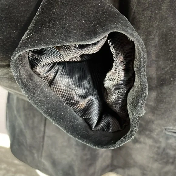 Large Danier suede leather classic black blazer. Quality staple piece. Canadian - Picture 15 of 17